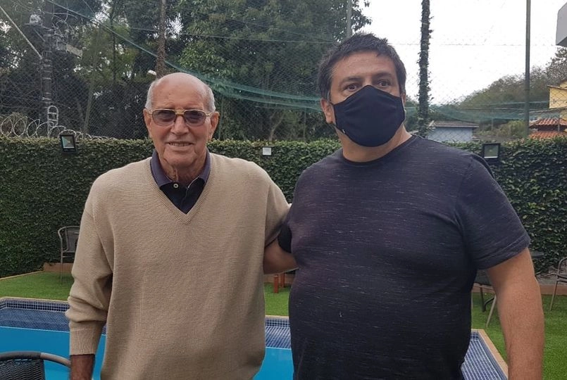 Gérson e o jornalista Marcelo Gomes em Volta Redonda, no Rio de Janeiro, em 3 de agosto de 2021. Zico foi entrevistado para programa especial da ESPN sobre Zizinho. Foto: arquivo pessoal de Marcelo Gomes