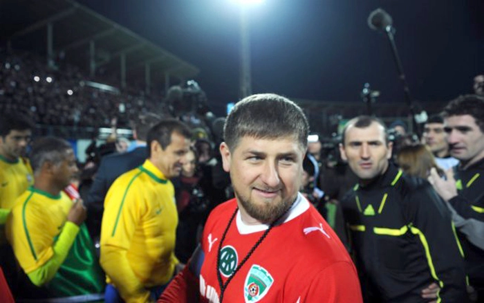 Presidente da Chechênia, Ramzan Kadyrov, financiou a ida dos brasileiros. Ao fundo: Dunga, Romário e Raí. Foto: IG/AP