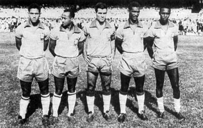 Da esquerda para a direita, Garrincha, Valter Marciano, Evaristo, Didi e Escurinho. Foto enviada por José Alves