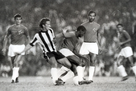 Cruzeiro e Atlético travaram um grande duelo no Mineirão no início da década de 1970 diante de mais de 100 mil pessoas, jogo que valeu pela Taça de Prata. Da esquerda para a direita vemos Piazza, Vanderlei Paiva, do Galo, Darci Menezes, Brito e Moraes (ao fundo)