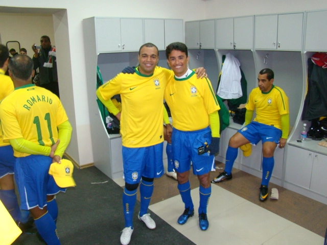 Antes de uma partida amistosa entre os veteranos da Seleção Brasileira com um combinado da Chechênia. Na imagem, Denílson aparece ao lado de Bebeto, enquanto Romário está à esquerda e Zinho à direita. Foto: Arquivo Pessoal