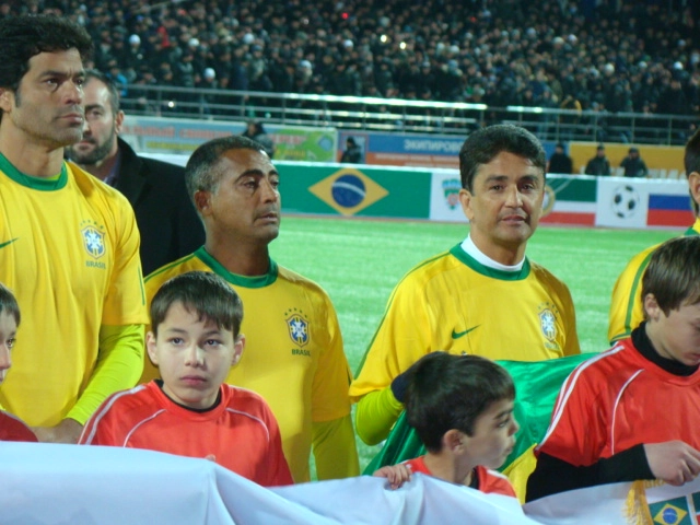 Vejam que bela imagem de Raí, Romário e Bebeto, antes de uma partida amistosa pelo time formado por veteranos da Seleção Brasileira