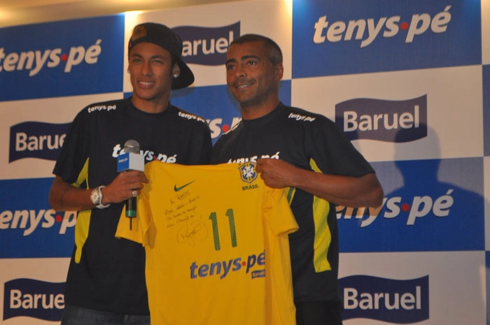 A admiração de ambos os craques é notória. Neymar presenteia Romário com a camisa da Seleção Brasileira. Foto: Túlio Nassif/Portal TT