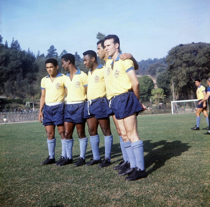 Da esquerda para a direita, Garrincha, Didi, Pelé, Vavá e Zagallo.No fundo à direita, Mauro Ramos de Oliveira. Foto: Reprodução/In My Ear