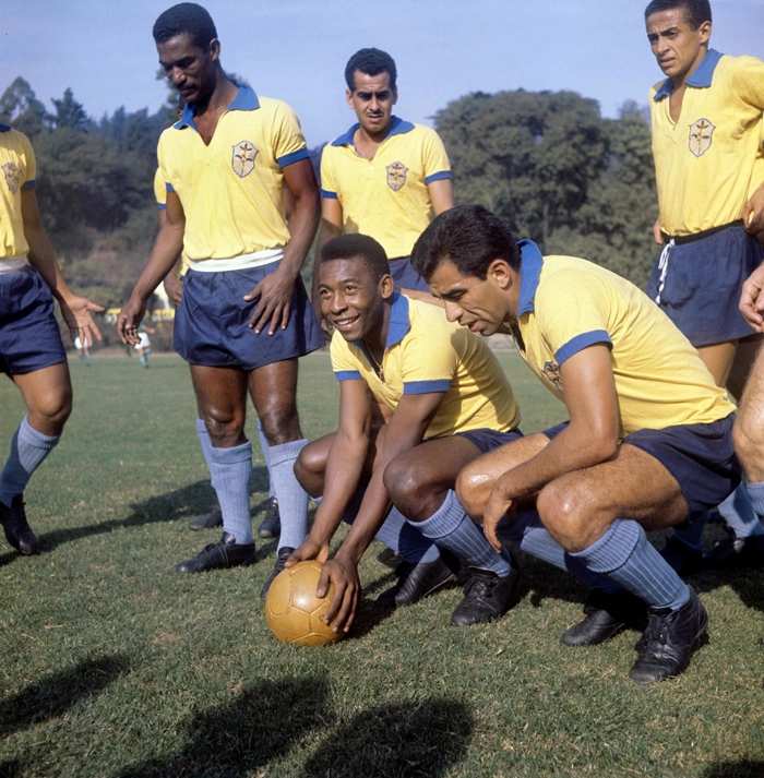 Da esquerda para a direita, em pé: Garrincha (aparecendo parcialmente na foto), Didi, Zito e Altair. Agachados: Pelé e Vavá. Foto: Reprodução/In My Ear