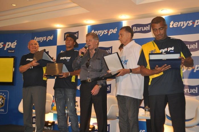 Da esquerda para a direita, Pepe, o presidente da Tenys Pé Baruel, o massagista do Santos Zuca, Neymar e Romário, em evento da Tenys Pé Baruel, no dia 11 de novembro de 2011. Foto: Túlio Nassif/Portal TT