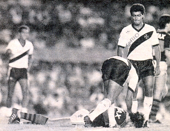 A imagem retrata a agressão de Geovani, do Vasco, em Edinho, do Flamengo, aos 37 minutos do segundo tempo de um Clássico dos Milhões disputado em 20 de setembro de 1987. Romário, ao lado, também aparece na imagem. Foto: Placar