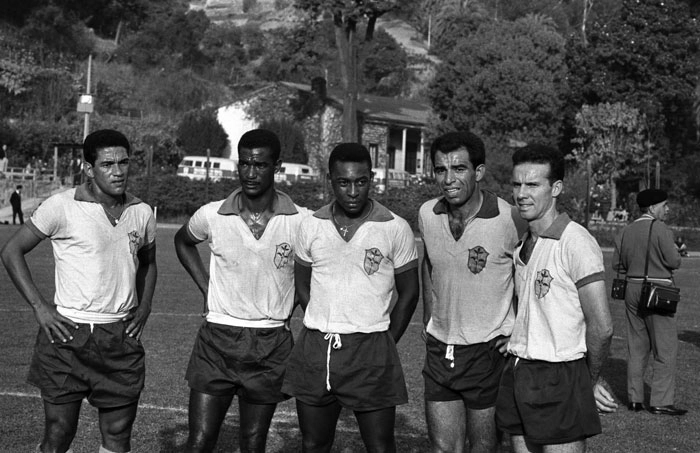 Garrincha, Didi, Pelé, Vavá e Zagallo posam após um treinamento no Chile, em 1962. Foto: Reprodução/ In My Ear
