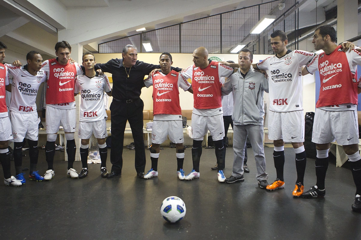 Antes da primeira rodada do Brasileirão-2011, em 22 de maio de 2011, no Estádio Olímpico. O técnico Tite, ao centro, conversa com Moradei, Liedson, Paulo André, Morais, Jorge Henrique, Edno, Cleber Xavier, Leandro Castán e Danilo. Foto: Daniel Augusto Jr.