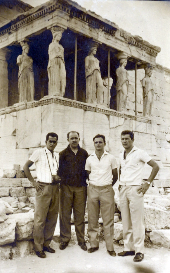 Da esquerda para a direita, Zito, o jornalista Orlando Duarte, Pepe e Lalá. Os jogadores santistas e Orlando visitavam a Acrópole de Atenas, na Grécia, no dia 29 de junho de 1961