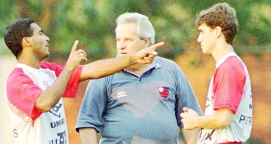 Técnico do Flamengo, Washington Rodrigues, conversa com Sávio e Romário durante treino na Gávea. Foto: UOL 