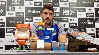 Gustavo Henrique, do Santos, concede entrevista coletiva no CT Rei Pelé