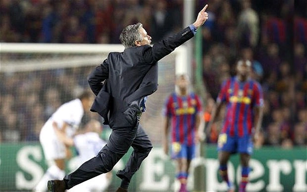 Mourinho comemorando a classificação da Inter diante do Barcelona. Foto: iG/AP