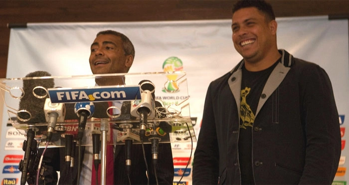Romário e Ronaldo sorriem durante encontro no Comitê Organizador Local da Copa-2014 (16/12/2011). Foto: UOL