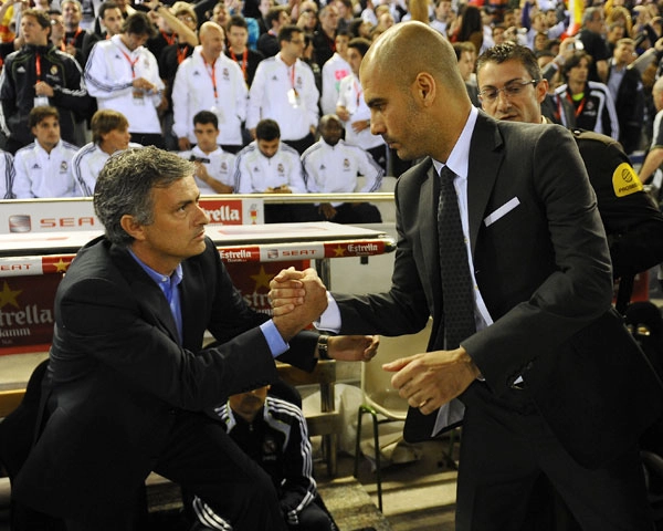 No dia 20 de abril de 2011, Mourinho comandou a equipe merengue para a vitória sobre o time de Pep Guardiola. Foto: iG/AFP