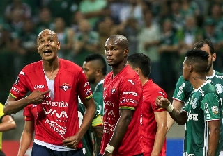 Alex Silva diz que rasgou a própria camisa para evitar expulsão