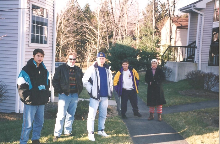 Em Springfield, nos Estados Unidos. Milton Neves foi o fotógrafo para esta imagem, minutos antes de todos se dirigirem ao Memorial do Basquete, em 1996. Da esquerda para a direita: Rafael Magnoni Neves, Ivan Zimmermann, Fábio Lucas Magnoni Neves, Netto Neves e Lenice Chame Magnoni Neves. Foto: Milton Neves