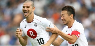 Xodó no Japão, Nilton esquece camisa 19 e espera jogar ao lado de Podolski