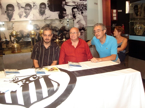 No salão nobre da Vila Belmiro, Pepe entre dois grandes jornalistas e escritores, torcedores do Santos: José Roberto Torero e Odir Cunha.