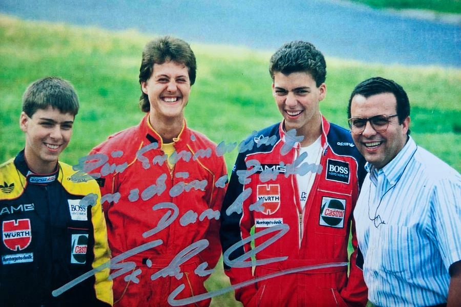 Michael Schumacher, segundo da esquerda para a direita, sorridente, antes de chegar à F1. O último é o jornalista Domingos Piedade. Foto: arquivo pessoal de Domingos Piedade