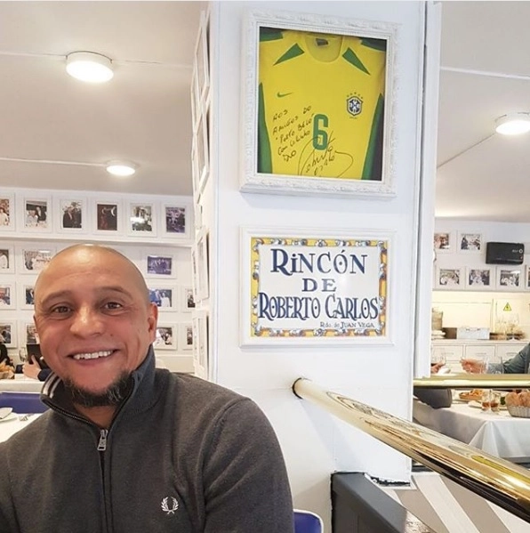 Roberto Carlos posta foto, em abril de 2018, com homenagem que recebeu nos Restaurantes Portobello, em Madrid, Espanha. (Foto: Reprodução – Instagram @oficialrc3)