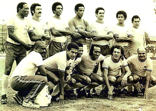 Veja o time do Milionários FC em 1977. Em pé, da esquerda para a direita: Djalma Santos, Dias, Djalma Dias, Aguinaldo, Orlando e Oreco. Agachados: Garrincha, Paulo Borges, Toninho Guerreiro, Brecha e Pepe
