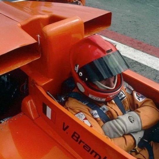 Em 1976, em Monza (Itália), a bordo de sua icônica March cor de laranja. Foto: Divulgação