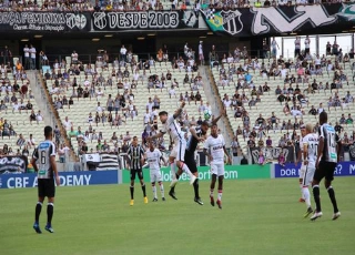 Ceará bate Vitória no Castelão e dorme fora da zona de rebaixamento