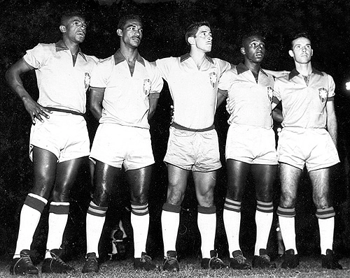 Da esquerda para a direita, na seleção brasileira, em 1959: Dorval, Didi, Henrique Frade, Pelé e Zagallo.

