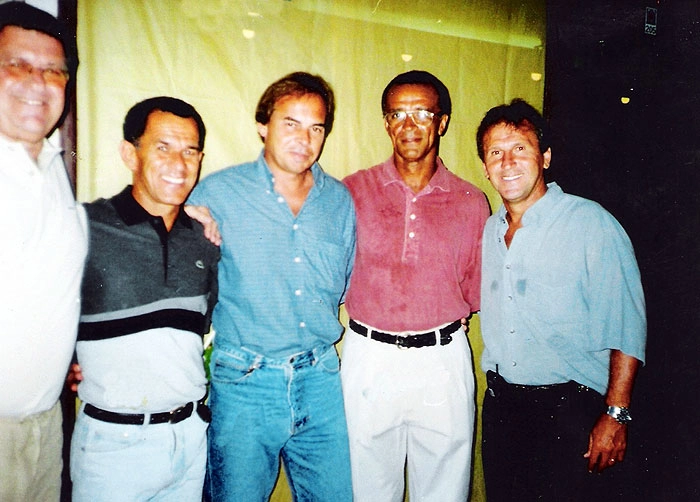 Buião é o segundo, da esquerda para a direita. Ele é seguido por Cantarelli, Jaime e Zico, em foto de 2001