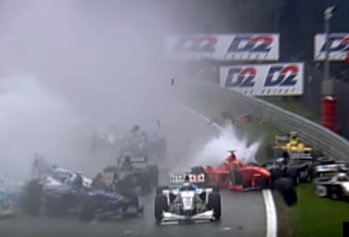 Sob chuva, prova começou problemática em Spa-Francorchamps. Foto: Reprodução