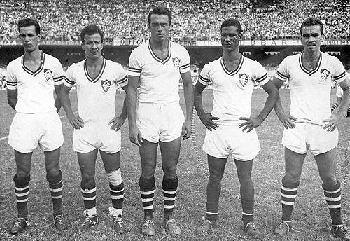 Da esquerda para a direita, no gramado do Maracanã, envergando a bela camisa do Fluminense: Telê Santana, Orlando Pingo de Ouro, Carlyle, Didi e Joel.

