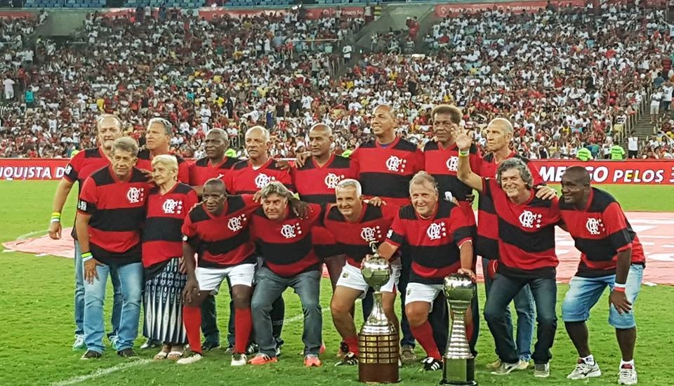 Homenagem aos campeões do mundo de 1981, no jogo das estrelas 2016.  Em pé: Leandro, Rondinelli, Nei Dias, Júnior, Carlos Alberto, Mozer, Marinho e Vitor. Agachados: Nunes, D. Suzana(Mãe do zagueiro Figueiredo), Adílio, Chiquinho, Tita, Zico , Lico e Peu. Foto: divulgação