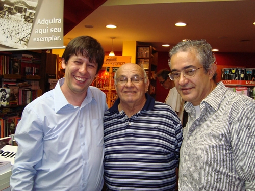 Pepe entre os autores Celso Unzelte e Odir Cunha. Crédito da foto: Marcos Júnior