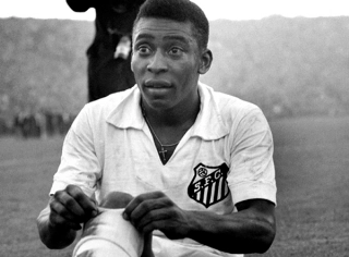 O Rei estava com 21 anos quando chegou à marca histórica, apenas superada pelo milésimo gol