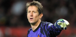 Aos 45 anos, Van der Sar voltará aos gramados. Mas só por um jogo