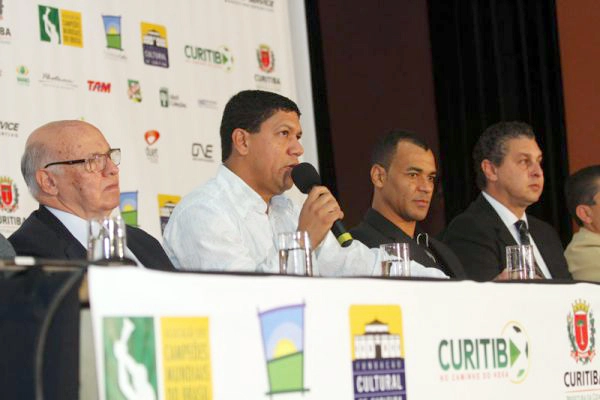 Da esquerda para a direita: Pepe, Márcio Santos, Cafu e Marcelo Neves, filho de Gylmar dos Santos Neves. Foto: Reprodução/Caras
