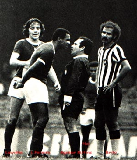 Esta foto mostra um lance da decisão do Campeonato Brasileiro de 1972 no Morumbi em que Palmeiras e Botafogo empataram sem gols e o título foi para o Parque Antártica. Da esquerda para a direita estão Leivinha, Luís Pereira, o árbitro Agomar Martins e o zagueiro Brito. Ao fundo, o ex-atacante Nei