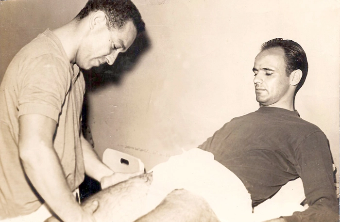Nesta imagem, Pepe aparece recebendo tratamento especial do massagista Beraldo Linhares. Foto: Arquivo pessoal de Beraldo Linhares