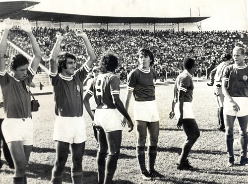 Da esquerda para a direita, os craques palmeirenses Zeca, Eurico, C&eacute;sar, Leivinha, Edu, Ademir da Guia e Le&atilde;o, ao fundo, entram em campo. Bons tempos, hein, Verd&atilde;o?
