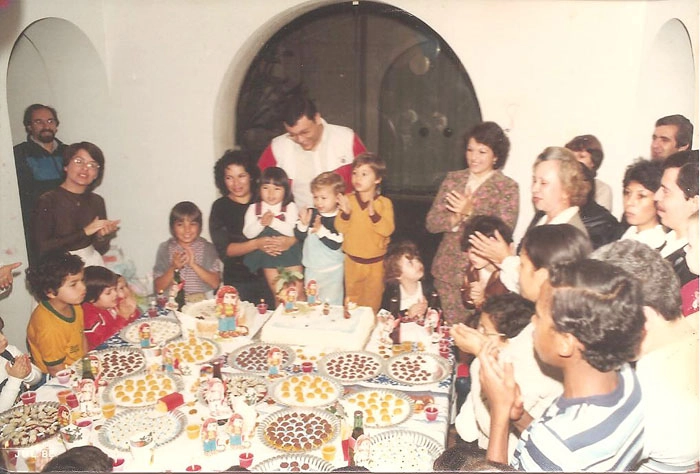 No Edifício Villa Adriana, na Rua Capote Valente, em São Paulo. Fábio Lucas Neves (de branco) está comemorando seu segundo aniversário, ao lado do irmão Rafael. Ambos, ao lado da mãe Lenice Magnoni Neves. Atrás, o papai Milton Neves. No canto, à esquerda, está Wanderley Nogueira
