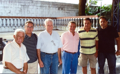Encontro de jornalistas e boleiros em S&atilde;o Paulo. Da esquerda para a direita temos Jos&eacute; Maria de Aquino, M&aacute;rcio Campos Salles, Francisco Ruggero, Dr. Paulo Camargo, Leivinha e o corintiano Jos&eacute; Eduardo Sav&oacute;ia
