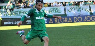Lateral Apodi &eacute; agredido antes de treino da Chapecoense na Arena Cond&aacute;