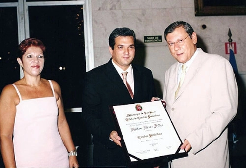 Na noite de 10 de fevereiro de 2003, em cerimônia realizada na Câmara Municipal de São Paulo, Milton Neves recebeu o Título de Cidadão Paulistano. À esquerda, Lenice, que acompanhou o marido na noite de homenagem. No centro está o então vereador Celso Jatene. Foto: Divulgação