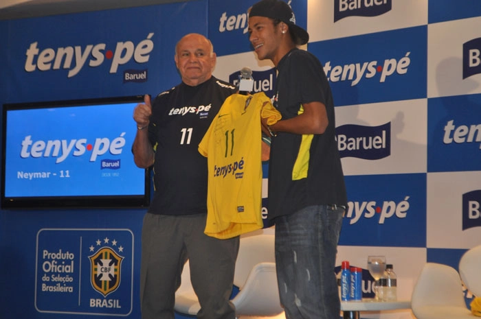 Duas grandes gerações. Neymar presenteia Pepe com a camisa da Seleção Brasileira. Foto: Túlio Nassif/Portal TT