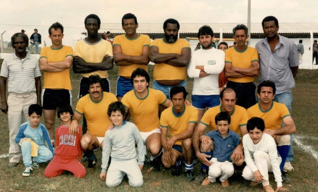 Pose para foto no Estádio Prof. Antonio Milhão, em Muzambinho. Sr. Ném, Lezinho, Maurício, Tonhão Pedreiro, Camila, Antônio Bastos, Válter Pedrosa e Feijão. Jogadores agachados: Fernando Amore, Jota Dias, Galdino, Césare e Jairo Rondinelli (Paçoca). As crianças: Pablo Salomão (filho do Lezinho), de vermelho Allan Amore (de vermelho), Fabrício Amore (de branco), Thales Bianchi (de azul) e Tulio Bianchi (de branco). Foto: de Jota Dias