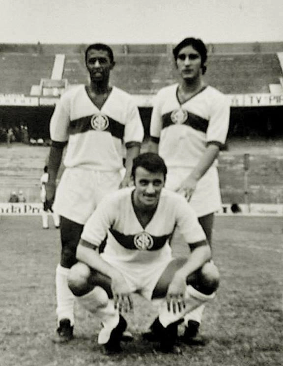 Dorinho e Carpegiani em pé e Carbone agachado, um belo trio do Inter no começo dos anos 70. Foto: História do S.C.Internacional