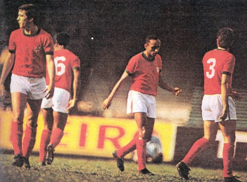  Da esquerda para a direita estão Leivinha, Guaraci (número 6), Lorico e Marinho (número 3)