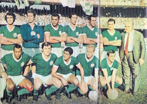 Palmeiras em 1971 no Morumbi com, em p&eacute;, Eurico, Le&atilde;o, Luis Pereira, Minuca, D&eacute; e Dudu; agachados vemos Edu, Leivinha, C&eacute;sar, Ademir da Guia e Pio. Foto enviada pelo internauta Walter Peres

