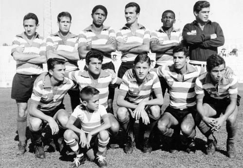 Vejam Leivinha (o terceiro agachado) em 1966 vestindo a camisa do Linense. Tinha, na ocasi&atilde;o, 17 anos. Meses depois, foi negociado com a Portuguesa, onde seu futebol come&ccedil;ou a despontar para o grande p&uacute;blico. O &uacute;ltimo em p&eacute; &eacute; o goleiro Navarro. A foto foi enviada ao site pelo querido internauta Rog&eacute;rio Amaral de Andrade.

